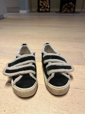 INUKII skor i bra skick! Storlek 39 - ÄKTA, Unika, sköna och snygga! Använda några veckor.  Nypris 2400kr. 