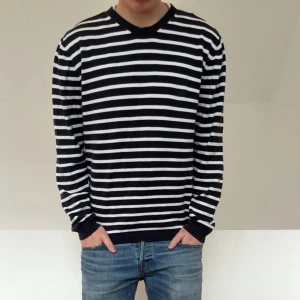 Hugo Boss randig stickad tröja - Säljer en fet randig stivksd tröja ifrån Hugo Boss. Tröjan är blå randig och sitter i strl M. Hör gärna av er vid frågor elr funderingar!!