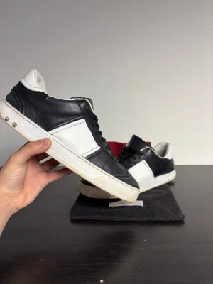 Valentino flycrew  - Valentino Flycrew i storlek 40 men skulle  även funka på 40/2! Perfekta nu inför sommarn och du får skorna för en dunder deal! Skorna är såklart äkta och jag säljer dom för endast 1349kr . Går att tvätta så blir dom mycket finare ! Är öppen för byten men helst pengar ✅📦