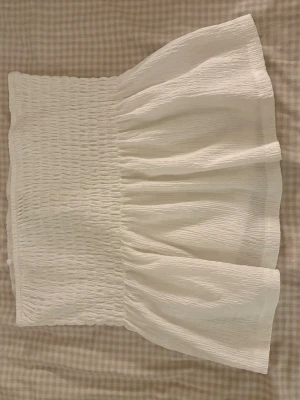Vit smockad bandeau tubtopp - Supersöt vit bandeau tubtopp från Ginateicot, helt ny, i storlek L men funkar också som M 