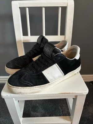 Svarta och vita Valentino flycrews - Säljer dessa schyssta svart vita Valentino flycrewsen, dom är storlek 41 men sitter snarare som 42 och 3 nitar saknas. Inga tillbehör kommer med. Om du har några frågor är det bara att höra av sig!