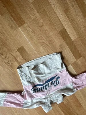 Vit och rosa hoodie från Powline - Säljer en hoodie från Powline i vitt och ljusrosa med stor logga på ryggen. Hoodien har huva och breda rosa partier på ärmarna. Perfekt för dig som gillar en sportig och avslappnad stil. Materialet känns mjukt och bekvämt.