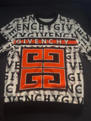 Givenchy Hoodie - En fin tröja med ett fint mönster från givenchy priset går att diskutera storleken är lite baggy 