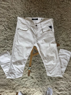 Replay Anbass Vita - Vita jeans. Storlek 31. Fint skick, lagning baktill (se bild 7)