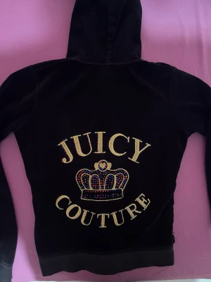 Svart velour hoodie Juicy Couture - Säljer en äkta vintage juicy kofta då den inte kommer till användning längre, superbra passform passar XS/S mer på den tajta sidan. PM för fler bilder eller om ni har några frågor ❤️