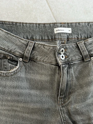 Grå jeans från Gina  - Jeans från Gina me snygga fickor och dubbla knappar, helt nya då dom är för korta för mig