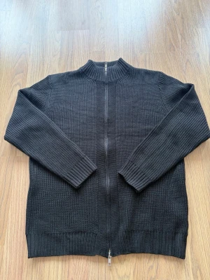 Svart cardigan - Aldrig 🙅‍♂️ använts och fin Storlek M säljer billigt då den inte passade mig 