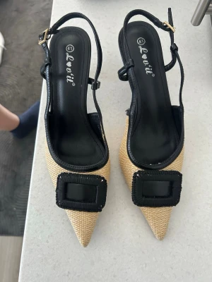 Klackar - Snygga klackar som passar till alla outfits. Helt nya. (Köpta utomlands)