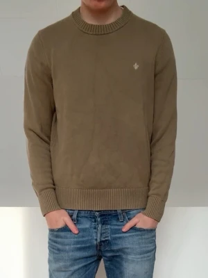 Olivgrön Morris tröja - Säljer en sjukt nice tröja från Morris i färgen olivgrön! Tröjan är i mycket bra skick utan nåra defekter och är i Strl M men passar även S! Hör gärna av er vid frågor elr funderingar!!