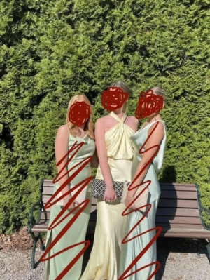 Gul långklänning i satin - Säljer min balklänning, den är endast använd en gång och har inga synliga defekter. Nypris 1569kr