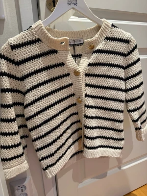 Elegant Kofta med guldknapppar  - Trekvarts kofta med guldknappar. Aldrig använd. Prislapp kvar! Köpt från Zara. Storlek S. Ord pris: 399 kr 