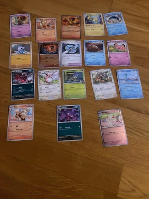 Samling Pokémonkort blandade språk - Säljer en samling Pokémonkort i olika färger och motiv, flera på japanska och engelska. Korten har olika Pokémon och energikort, vissa med holografisk effekt. Perfekt för dig som vill utöka din samling eller spela med vänner.