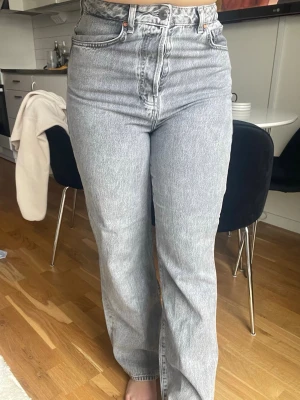 Grå raka jeans - Säljer ett par gråa jeans med hög midja och raka ben/något mer utsvängda. 