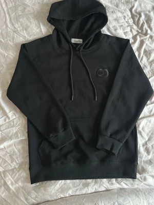 CD hoodie - Säljer en CD hoodie i färgen svart helt oanvänt nytt kommer i förpackningen och hoodien är både stilig och passar till alla outfits du planerar på!