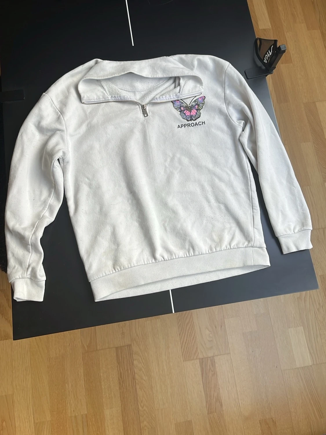 Vit halvzip tröja med fjärilstryck - 1