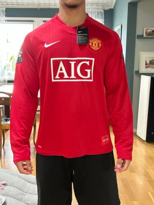 Manchester United 2008 long sleev - Hej säljer denna sjukt feta unika Manchester United tröjan long sleev, ifrån 2008 Den är helt ny aldrig använd 10/10 skick taggar och allt är kvar, pris kan diskuteras!