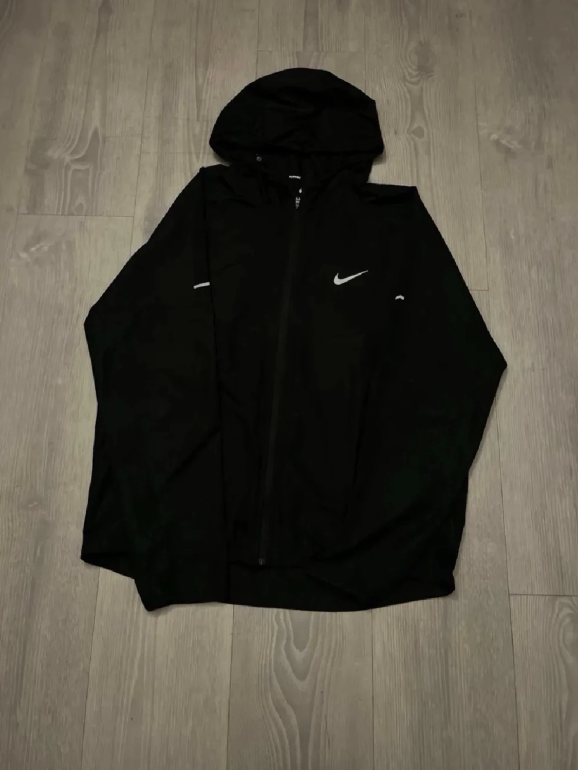 Svart Nike vindjacka