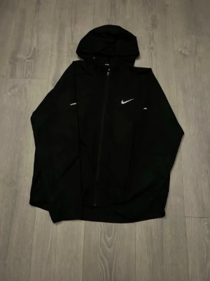Svart Nike vindjacka - Nike Miller jacka i mycket bra skick. Svart och i storlek M. 