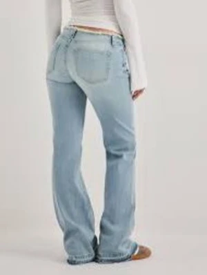 Nelly no waist bootcut jeans - Säljer mina Nelly no waist bootcut jeans i ljusblå. Är inte så använda o har inga defekter. Strl 36🫶