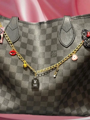 Väsksmycke med diverse berlocker  - Väsksmycke som är perfekt för dig som vill göra väskan mer personlig. 