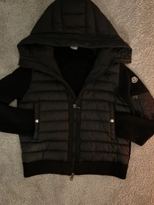 Moncler cardigan - Säljer en riktigt fet moncler cardigan🙌🏻 skick 9/10 det ända dåliga är att NFC taggen 🏷️ inte funkar, pris är ej hugget i sten 🪨