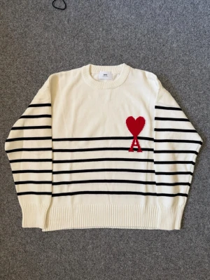 AMI white and black lines sweateri - Size M, true to size. Very comfortable and fits perfectly.