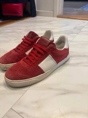 Valentino flycrew - Hej, säljer nu mina stilrena valentino flycrew storlek 41 men skulle säga att dom passar lite större också. Alla nitar är på och ingen skada på skorna. Varsamt använda. Kan mötas upp i Sthlm för smidig affär.