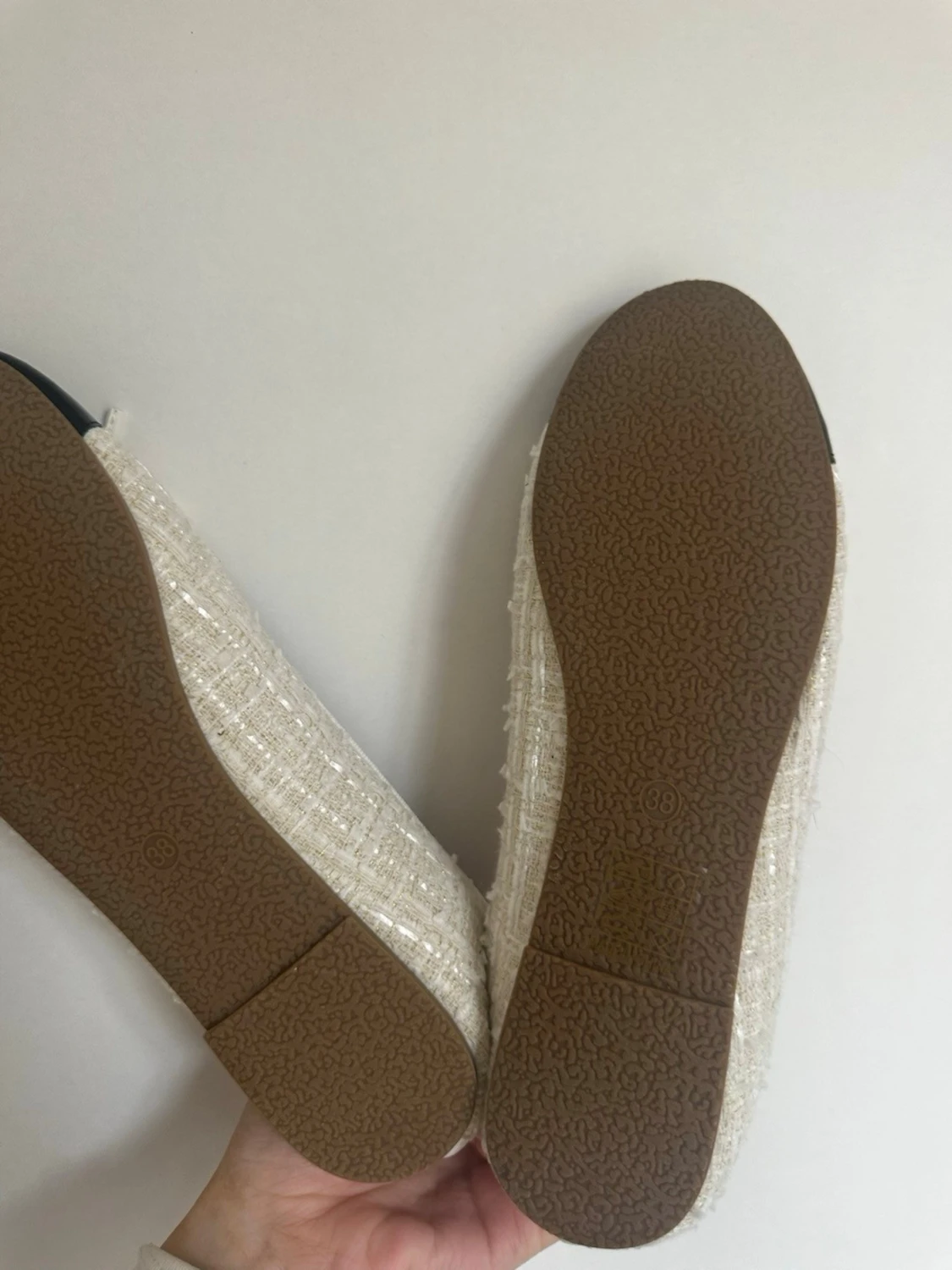 Beige ballerinaskor med lackad tå - 2