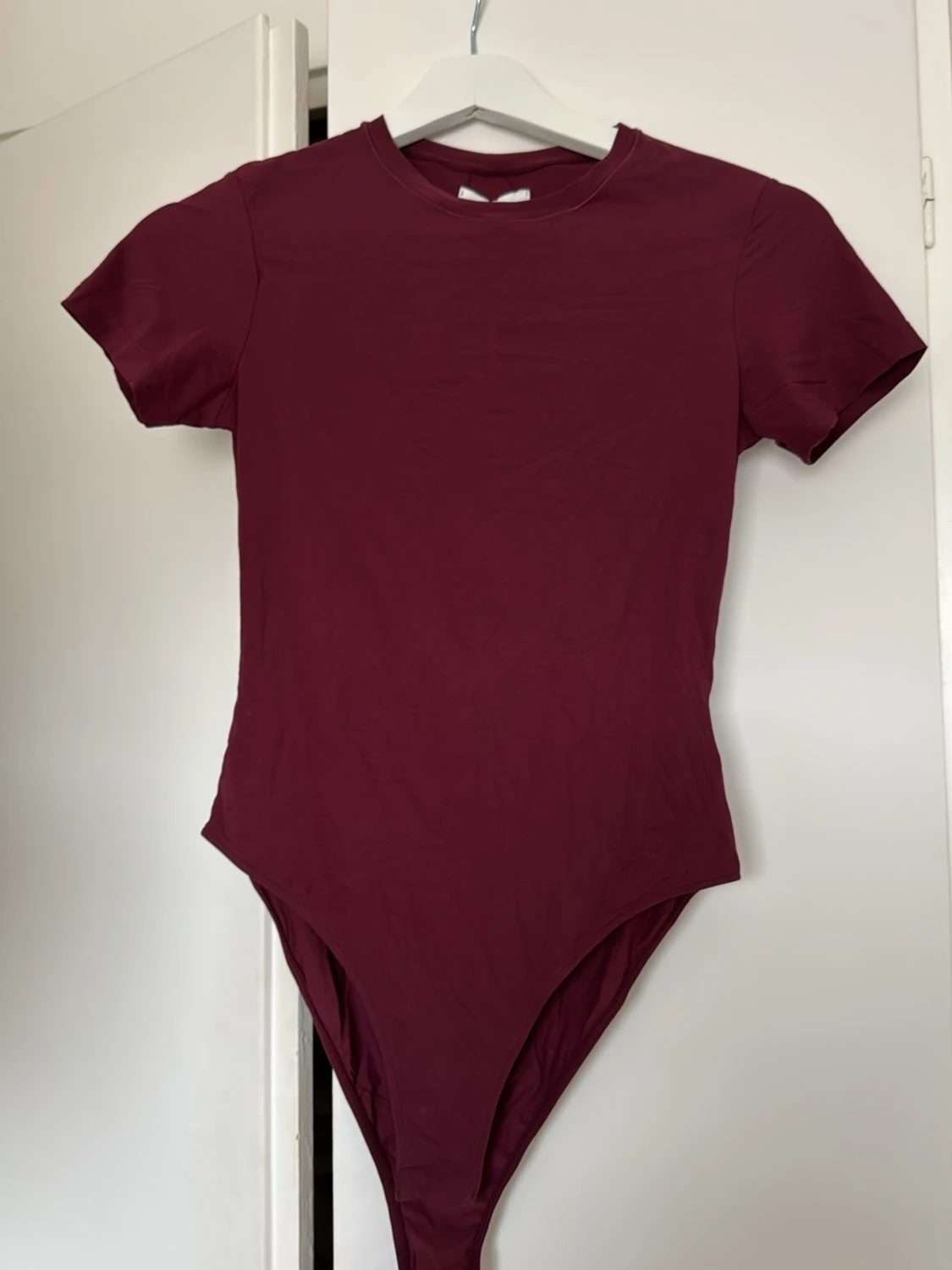 Vinröd basic body med kort ärm