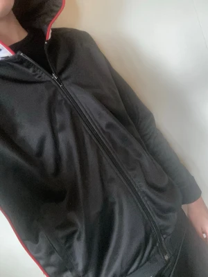 Hoodie och mjukisbyxor från givenchy - Säljer givenchy set, passar både man och kvinna