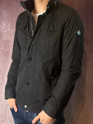 J.lindeberg field jacket bailey - Mycket fint skick | Size S (modellen är 188 cm 75 kg) | fraktar spårbart inom 24 timmar | för att köpa klicka ”köp nu” | vid frågor eller funderingar skriv ett meddelande | följare får bättre rabatter🙌