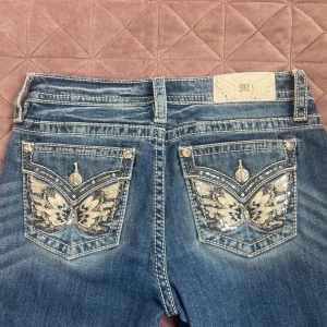 Miss Me jeans  - Snygga blå jeans från Miss Me med unika bakfickor. Dem har några få slitningar längst nere ( se bild 2 ) men det är inget man märker av. Det är bara att skriva om du vill ha  mått eller bilder!💞