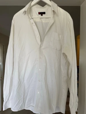 Dressmann vit skjorta - Storlek XL 43/44. Säljes i befintligt skick. Hör av dig för fler frågor och funderingar. 