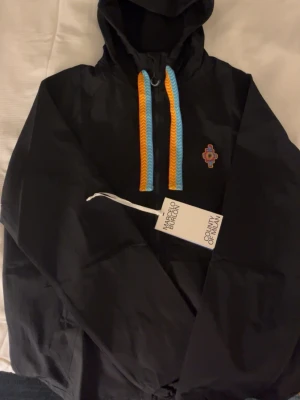 Svart vindjacka Marcelo Burlon - Sällsyn windbreaker från Marcelo Burlon helt ny med taggs 
