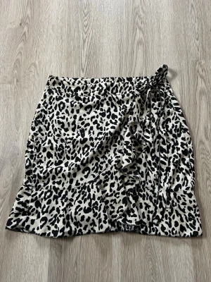 Leopard kjol - Superfin leopard kjol i beige & svart! Omlott & knytning i sidan. Endast använd 2 gånger och köpt från Plick tidigare. 🖤står ingen storlek men den jag köpte av sa att det var storlek S! 
