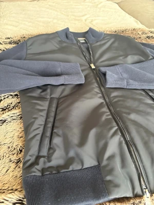 Hugo boss jacka  - Säljer en fet jacka/tröja som passar fint på en tröja eller en t shirt den är helt ny och oanvänd fick den i julklapp och ny pris ligger runt 3999kr!