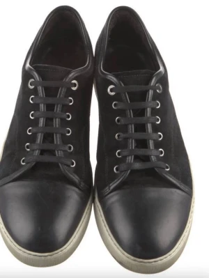 Lanvins - Säljer dessa snygga par Lanvins till bra pris och i bra skick. Skick 8,5/10(skorna är lite smutsiga på bilderna) Storlek 43 ,finns även 42 om man skulle vilja ha det. 