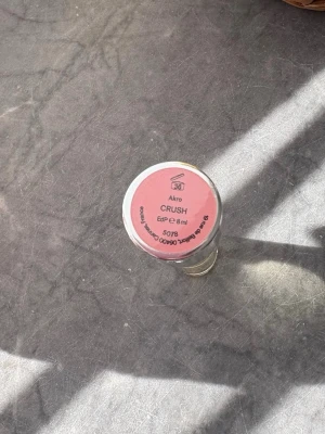 Akro Crush EdP 8 ml - Akro Crush EdP i 8 ml sprayflaska. Flaskan är genomskinlig med silverfärgad spraykork och innehåller en ljusgul parfym. Perfekt storlek för att ta med i väskan och enkel att använda när du vill fräscha upp dig. Endast testad 