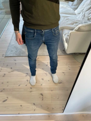 Replay jeans - Replay jeans | Storlek 32/32 | Mycket bra skick | Liten slitning på knät | Billigare pris vid köp av fler jeans på min profil | Skriv till mig vid frågor‼️📩
