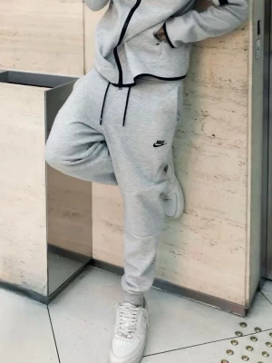 Grå Nike Teach byxor  - Jätte snygga grå Nike tech fleece byxor i färgen grå. ÄKTA! 
