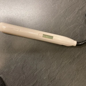 Remington proluxe plattång - Plattång från remington som kostar 1000kr som ny på Åhléns. Sladden är ungefär 2 meter lång och ”snurrbar”. Maxvärme på plattången är 230grader.   Kontakta gärna om du har frågor eller vill ha mera bilder på plattången! Har några fläckar på men funkar bra,