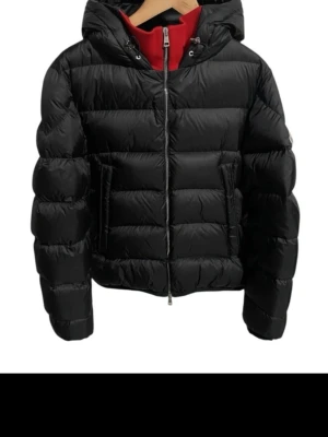 Moncler Calmart Giubotto  - 🔥 Moncler Calmart Giubotto – S/M – Äkta – Bra skick 🔥  Säljer en riktigt snygg och eftertraktad jacka från Moncler modellen Calmart Giubotto. Perfekt för dig som vill ha en stilren och exklusiv jacka som sticker ut.  🧥 Storlek: 2 (passar S/M) 📌 Skick: Bra skick – endast mindre skada i vänster ficka ✅ 100% äkta.  Jackan är både varm och stilren, funkar lika bra till vardags som till finare outfits. Nypris ligger betydligt högre, så här har du chansen att göra ett riktigt bra kap.  💸 Pris: Bud /