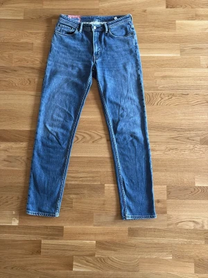 Acne studios blå konst jeans - Ett par schyssta acne studios blå konst jeans i storlek 29/32. Dem är mycket bra skick och riktigt najs till våren/sommaren. Tveka inte att skriva i dm om du har någon fundering😁
