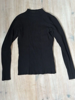 Fin Svart tröja  - Väldigt fin svart tröja med hög nacke. Väldigt enkel att kombinera med annat för en fin outfit. Nästan aldrig använt eftersom den inte är min storlek 