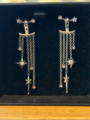 Silverörhängen med stjärnor Thomas Sabo - Säljer mina super fina örhängen från Tomas Sabo. De är använda 1 gång och är i nyskick, dom säljs inte längre i butik eller på hemsidan.