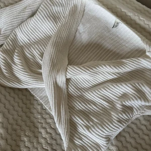 Långärmad tröja - Storlek S. Använts ett fåtal gånger men inga fel på den. 🌸 den är ganska så kort vid magen.