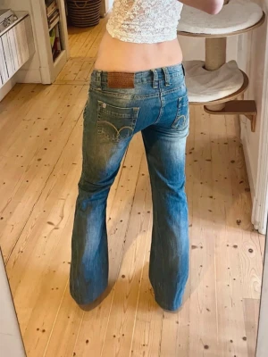 Blå lågmidjade bootcut jeans  - Lowwaist bootcut vintage jeans i toppskick! Snygga sömmar och detaljer på fickorna. Märket heter Gaudí. Stär ingen storlek men skulle säga S. hör av er för fler frågor eller bilder
