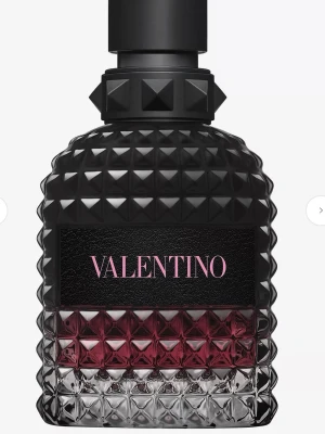 Valentino born in Roma intense  - Perfym Valentino born in Roma intense 100 ML. Säljer då jag presic köpt samma jag fått i present . Nypris 1625kr. Oanvänd helt ny