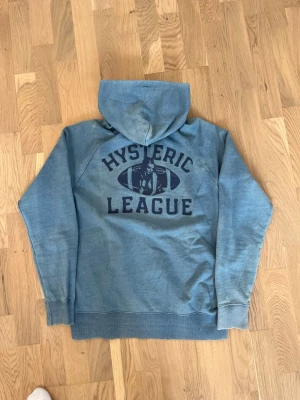 Hysteric Glamour Hoodie - Säljer en hoodie från Hysteric Glamor. Hoodien har en riktigt fet wash och två styckna tryck, ett stort där bak och ett mindre fram på bröstet. Bra skick, inga slitningar och hål med mera. Storlek L men skulle säga mer som M. Mått: 57 cm längd och 54 cm bred snart. 