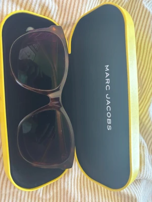 Äkta Marc jacobs solglasögon  - Hej! Jag säljer ett par glasögon jag köpte för ett års sedan hos Synsam. Det är för sent att lämna tillbaka och dom passar inte mig i stilen. Pris går att diskutera!💐